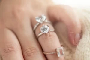 Anéis de zircônia: preço, manutenção, modelos, vale a pena